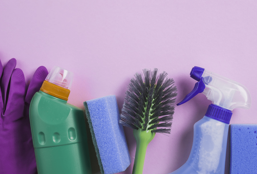 Imagen de diversos materiales de limpieza de hogar